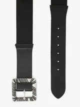 Cinturón ancho negro con hebilla cuadrada metálica plateada con diseño labrado.