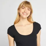 Body negro de canalé con escote redondo y mangas cortas.