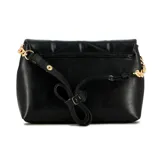 Cartera tipo sobre de color negro con diseño acolchado, solapa frontal y aplique metálico dorado con forma de letra V. Incluye correa de cadena dorada.