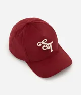 Gorra masculina de color bordó, confeccionada en tejido texturizado tipo gamuza, con visera curva, regulador y bordado frontal en lettering blanco.