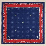 Pañuelo cuadrado de seda con un diseño tradicional de inspiración ecuestre, con bordes en azul marino y rojo, decorado con estampados de cinturones, hebillas y pequeños motivos de caballos.