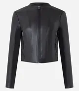 Campera corta negra de cuero sintético con cuello redondo y cierre frontal.
