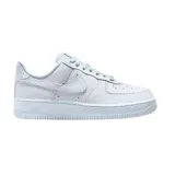 Championes Nike Air Force 1 07 Premium de corte bajo, color blanco con acabado mate y suela con efecto moteado. Presenta el diseño icónico de la marca con el logo Swoosh lateral y detalles perforados en la puntera.