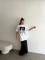 Pollera larga de corte recto y tiro alto, confeccionada en una mezcla de algodón y viscosa, con caída fluida y diseño minimalista.