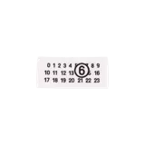 Remera blanca de manga corta de MM6 Maison Margiela, con cuello redondo y parche con logo numérico en el pecho.