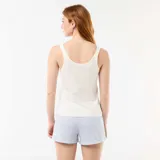 Pijama de dos piezas compuesto por una musculosa blanca de tirantes con escote redondo y pequeño bordado azul de cerezas en el pecho, y un short celeste y blanco a rayas con elástico en la cintura.