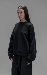 Buzo de cuello redondo confeccionado en frisa de algodón, con diseño de hombros caídos y calce regular. Presenta un bordado del logo LX en el frente y terminaciones en punto rib en cuello, puños y ruedo.
