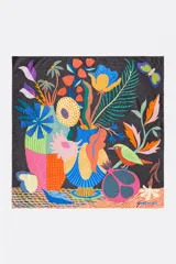 Pañuelo cuadrado de poliéster reciclado con un colorido diseño artístico de bodegón que incluye jarrones, flores, un pájaro, mariposas y frutas sobre fondo gris oscuro.