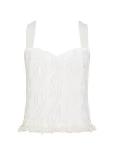 Top blanco de punto texturizado con patrón frontal, corte ajustado, escote corazón, tirantes anchos con borde acanalado y dobladillo deshilachado.
