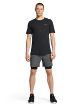 Short deportivo 2 en 1 Under Armour, compuesto por un short exterior gris de tejido ultraligero y un short interior de compresión negro. Cuenta con paneles perforados para ventilación, bolsillos laterales y cintura con cordón ajustable.