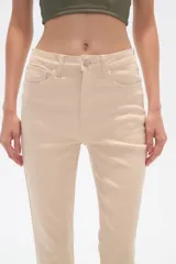 Pantalon jean de corte recto y tiro alto, color blanco, con ruedo deshilachado.
