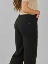 Pantalón de jean negro de corte ancho, con bolsillos delanteros y traseros.