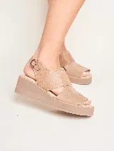 Sandalia de cuero color blanco con plataforma de 2 cm y taco de 5 cm.