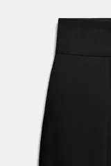 Shorts de tiro alto color negro con pliegues en la parte delantera y cierre frontal.