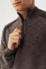 Sweater tejido color borgoña con medio cierre, cuello alto y logo bordado en el pecho.