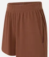 Short femenino de corte holgado confeccionado en tejido rib con textura acanalada. Cuenta con cintura elástica y bolsillos laterales.