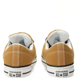 Championes Converse modelo Chuck Taylor Puff, de color marrón tostado, con diseño acolchado, cordones anchos negros, suela blanca con líneas negras y detalles inspirados en el estilo skater.