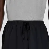 Short deportivo de running color negro, con cintura elástica ajustable mediante cordón, aberturas laterales y forro interior de malla. Cuenta con múltiples bolsillos para almacenamiento.