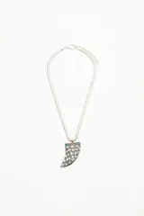 Collar con cadena tipo víbora y dije colgante en forma de cuerno con diseño geométrico decorado con resina en tonos blanco, rojo y turquesa.