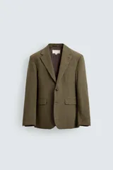 Blazer regular fit de Zara Origins, confeccionada en tejido de lana y algodón color verde militar. Presenta cuello con solapas de muesca, cierre frontal de un botón, bolsillos de solapa en la cadera y bolsillo de vivo en el pecho.