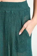 Falda larga de encaje color verde oscuro, de corte fluido y cintura elástica.