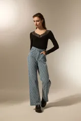 Pantalon de jean de corte recto y tiro alto, con diseño bordado de rombos en toda la superficie.