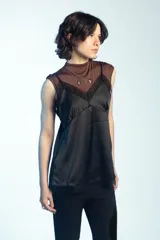 Musculosa satinada color negro con escote en V decorado con detalles de encaje y tirantes finos.