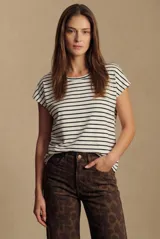 Remera de algodón con diseño de rayas horizontales finas, cuello redondo y mangas cortas con dobladillo.