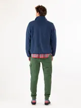 Campera de micropolar azul marino con cierre frontal, cuello alto y logo bordado en el pecho.