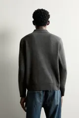 Polo regular fit de punto gris oscuro, con cuello solapa, cierre frontal de cremallera y manga larga con acabados en rib.