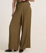 Pantalón pantalona color verde oliva, de tiro alto, confeccionado en crepé de viscosa, con pliegues delanteros y cierre lateral.