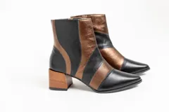 Botas cortas de cuero color dorado y plateado, con taco cuadrado de madera.