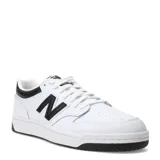 Championes urbanos New Balance modelo 480, de diseño inspirado en el básquetbol de los años 80. Presentan una capellada de cuero blanco con detalles en negro, incluyendo el logo lateral, el talón y la suela. Cuentan con cierre de cordones y puntera perforada para mayor ventilación.