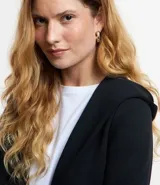 Blazer negro de punto roma, con capucha, escote en pico, bolsillos con solapa y cierre delantero con botón único.