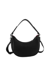 Cartera tipo bandolera de cuero sintético negro con textura, forma de media luna y cierre de cremallera. Incluye organizador interno, asa corta de hombro y tira regulable y desmontable. Logo de Las Oreiro en relieve en el frente.