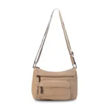 Bandolera de cuero sintético color bordó, con múltiples bolsillos frontales con cierre y correa ajustable en contraste de color.