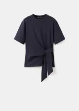Camiseta azul marino de manga corta y cuello redondo, con diseño recto y detalle cruzado en el frente que forma un lazo lateral.