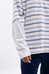 Sudadera tipo polo a rayas horizontales en blanco, azul y marrón claro, con cuello blanco y doble manga larga blanca.