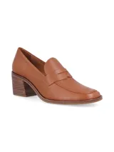 Mocasines de cuero color suela con taco cuadrado de madera y detalle de antifaz en el empeine.