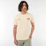 Remera de manga corta color beige, con cuello redondo y estampado frontal con la inscripción "Sunset Drive" y detalles tipográficos en el pecho.