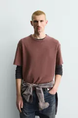 Camiseta de punto relaxed fit de algodón color bordó con efecto lavado, cuello redondo y manga corta.