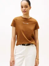 Remera marrón de manga corta con cuello redondo y logo de Tommy Hilfiger bordado en el pecho.