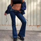 Pantalón jean tiro bajo, color azul oscuro, de corte acampanado y diseño ajustado con presillas para cinturón.