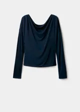 Top de manga larga color negro, con elegante cuello drapeado y diseño recto.