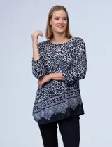 Buzo de tejido soft estampado animal print en tonos blanco, negro y gris, con ruedo asimétrico y mangas tres cuartos.