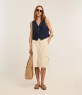 Chaleco femenino confeccionado en viscolino celeste, con escote en v, cierre por botones contrastantes y bolsillos delanteros.