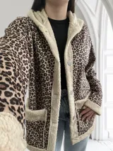 Campera marrón con estampado animal print, capucha y cierre con botones.