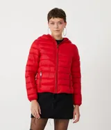 Campera puffer roja, ligera, de poliamida, con capucha y bolsillos con cremallera. Incluye bolsa para guardarla.