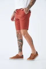 Bermuda tipo chino de gabardina, con bolsillos laterales y traseros, cierre de cremallera y botón, y pasacintos en la cintura.