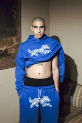 Pantalón azul de felpa de algodón con corte oversize y doble cintura simulando boxer. Estampa de perro blanco en el muslo.